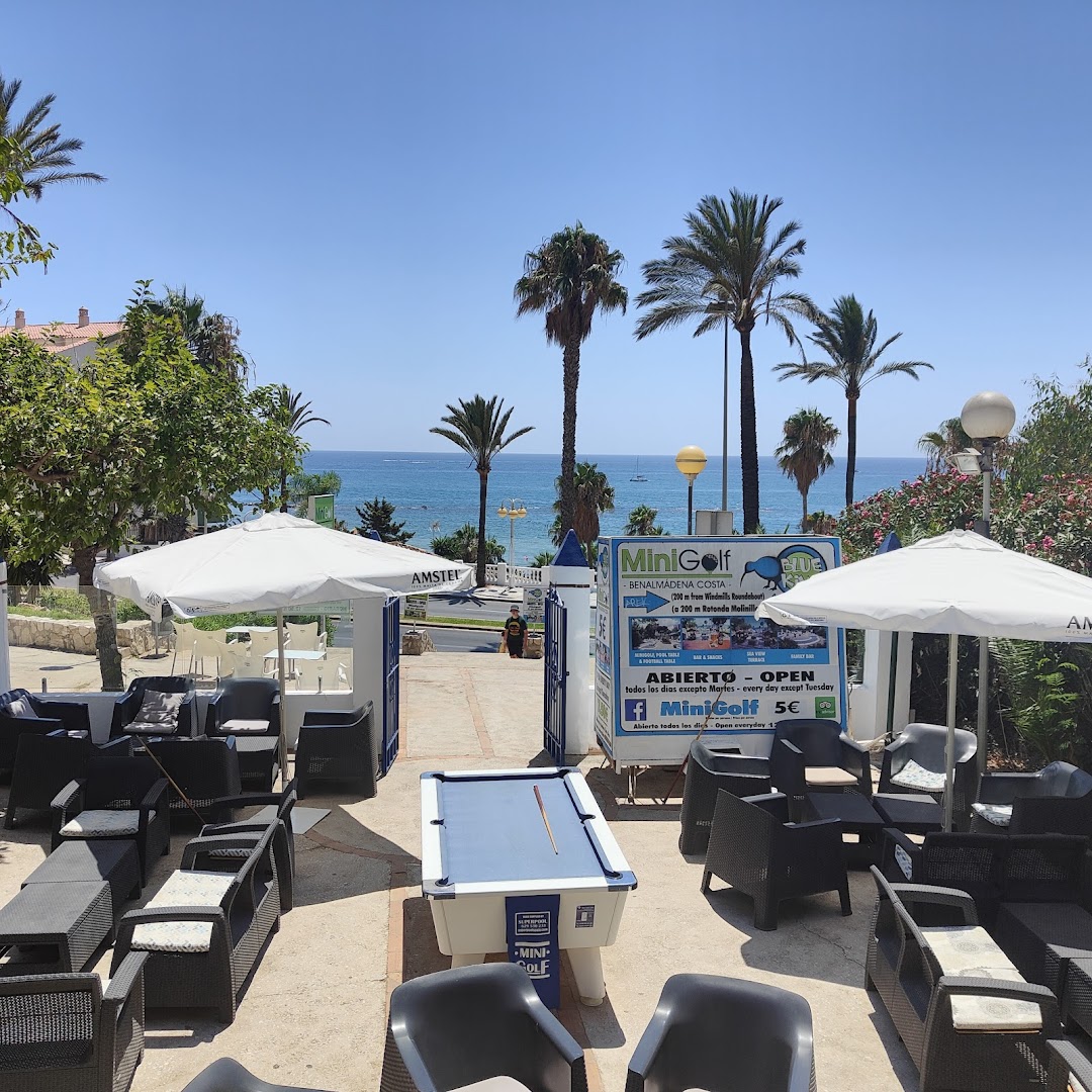 blue-kiwi-mini-golf-bar-0