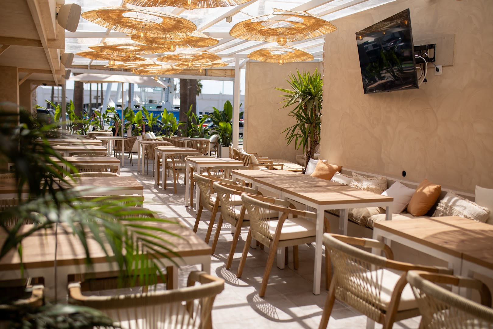 otaro-lounge-puerto-marina-0