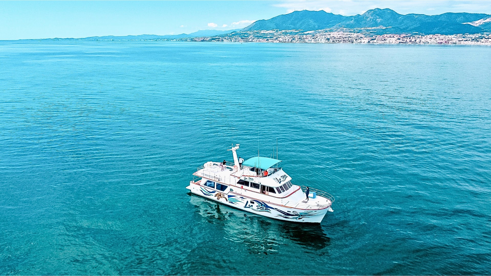 tour-en-barco-por-la-costa-del-sol-lu-sea-charters-0