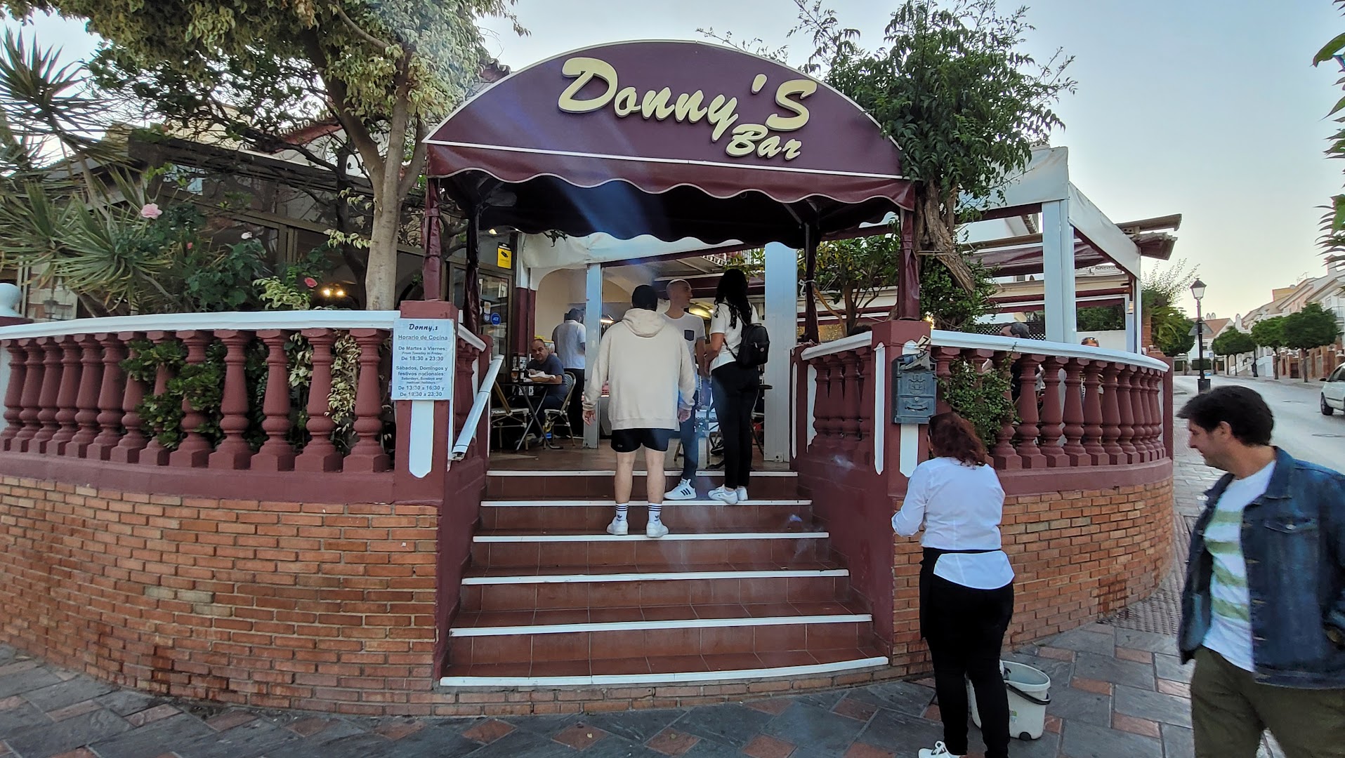 donnys-bar-0